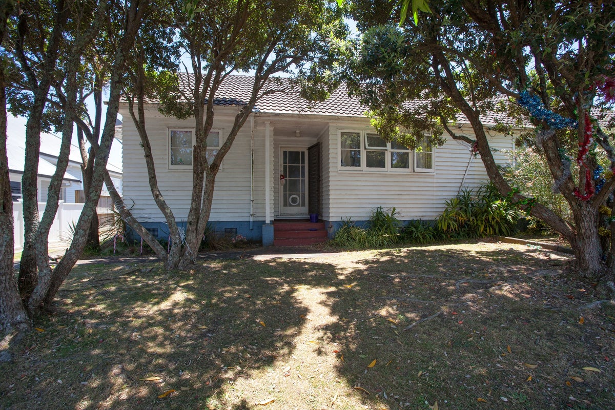 35 Humariri Street, Point Chevalier, Auckland - Carousel 1