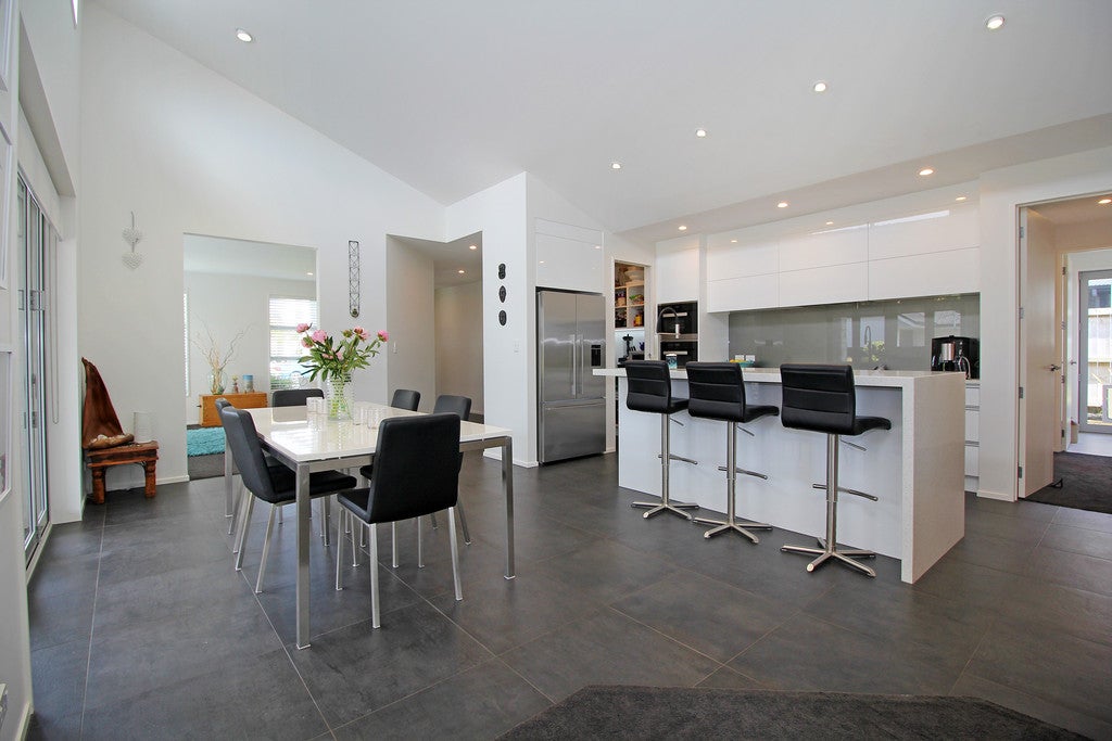 8 Defender Crescent, Beachlands, Auckland - Carousel 1