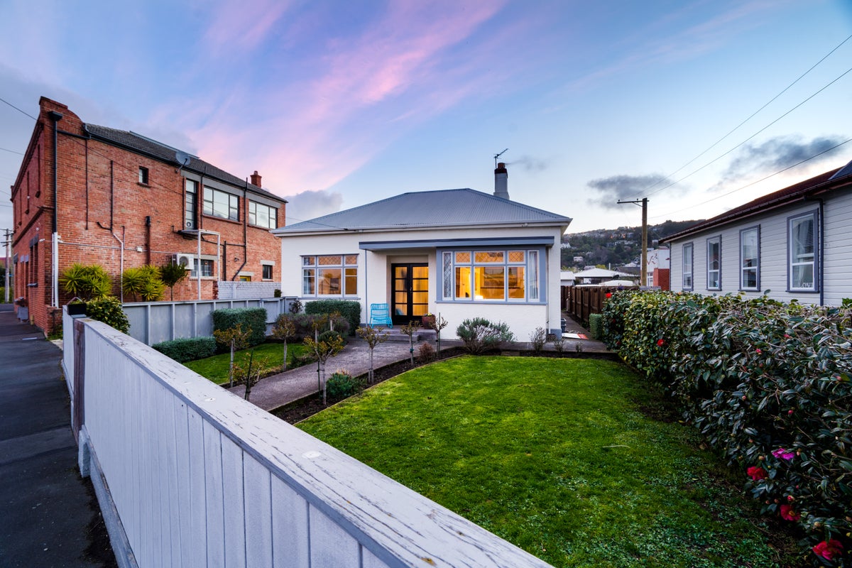 94 Hargest Crescent, Saint Clair, Dunedin - Carousel 1