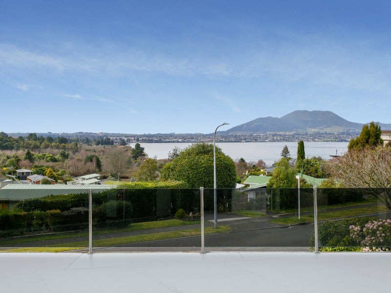 8 Scenic Heights, Acacia Bay, Taupo - Carousel 2