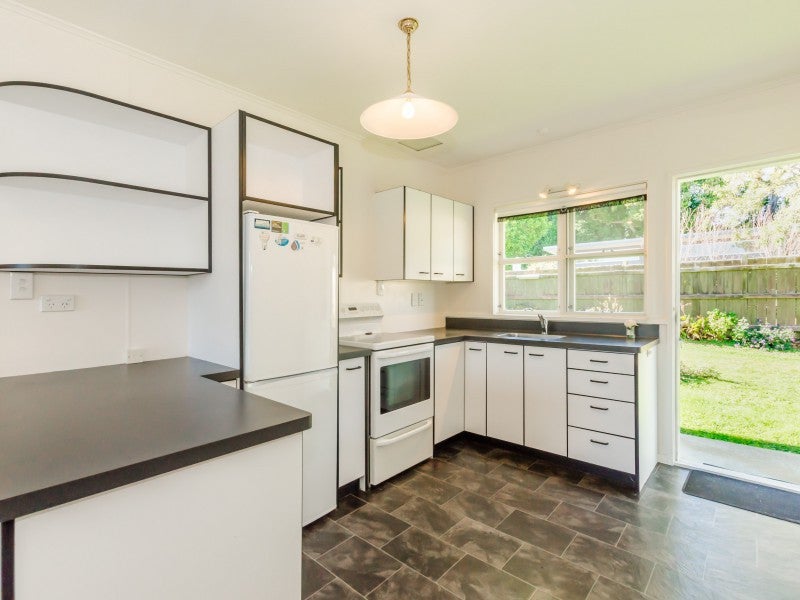 2A Patterson Grove, Waikanae, Waikanae - Carousel 2