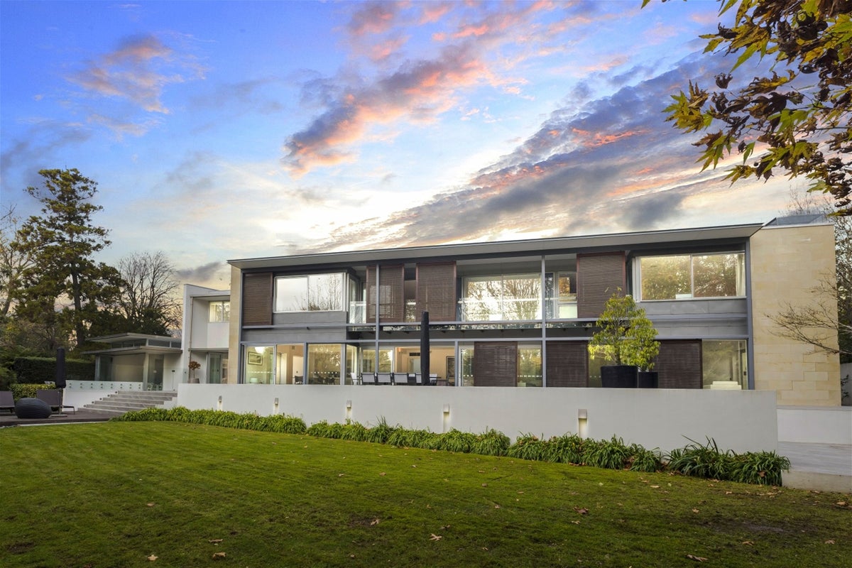 8 St Barnabas Lane, Fendalton, Christchurch - Carousel 2