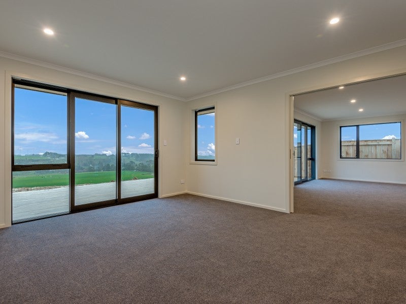 30 Varsity Heights, Fitzherbert, Palmerston North - Carousel 1