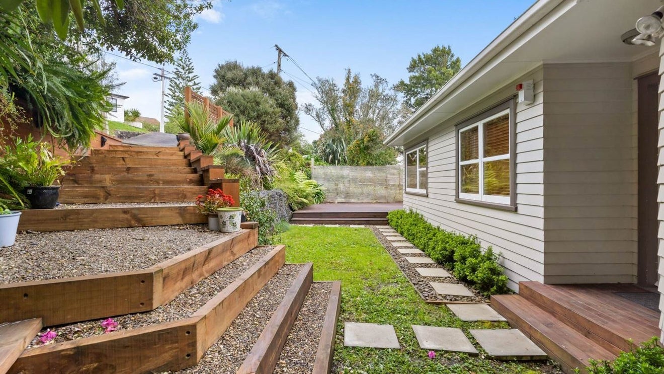 36 Sunnyside Road, Sunnyvale, Auckland - Carousel 1