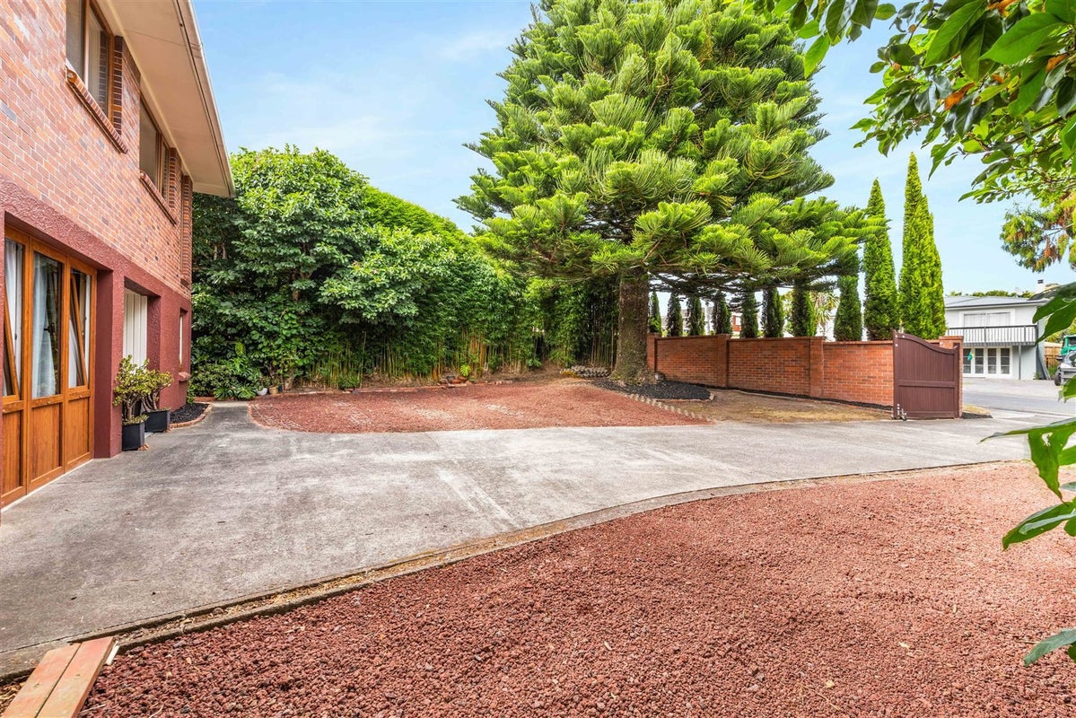 60 Royal View Road, Te Atatu South, Auckland - Carousel 2