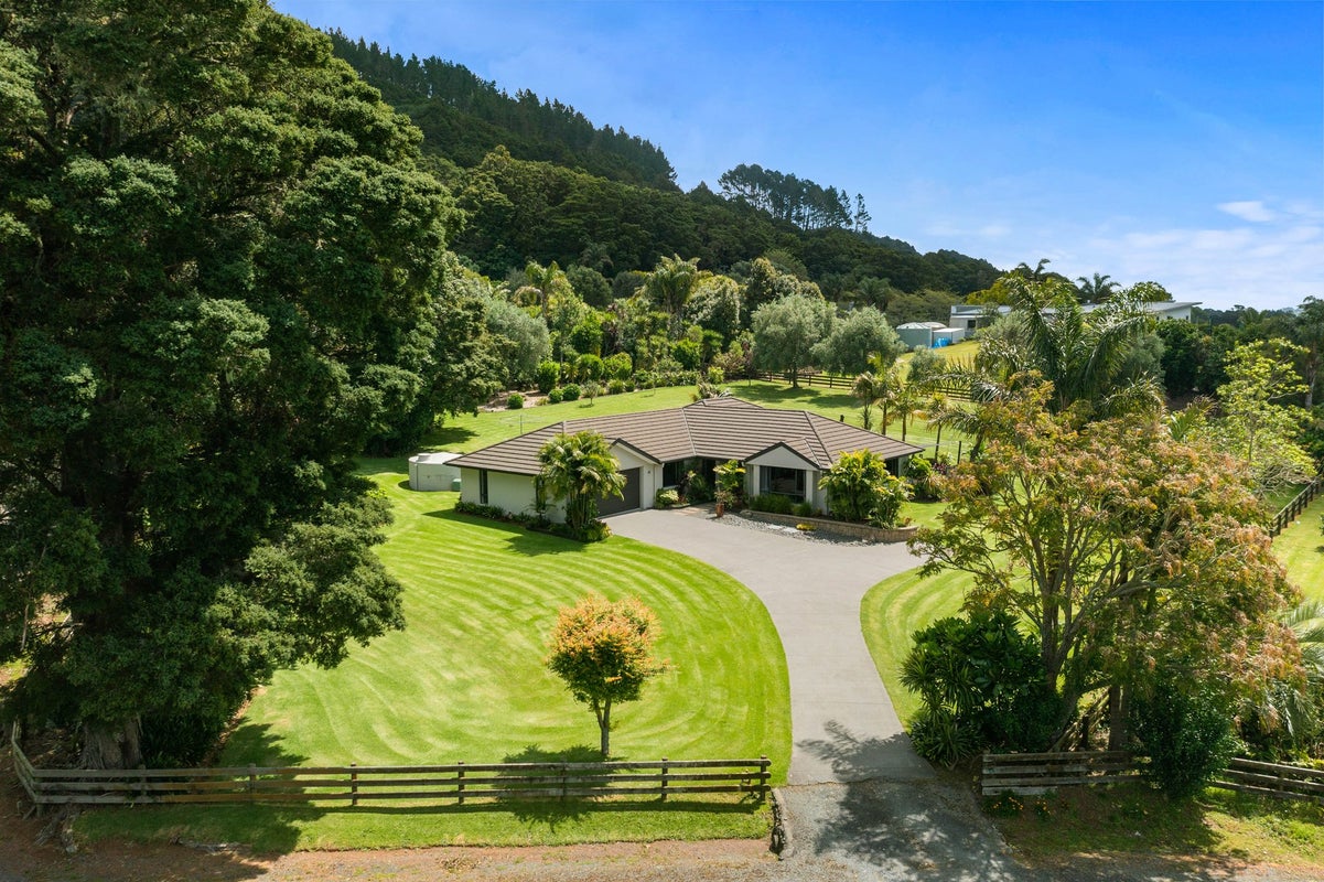 8 Pipiwai Road, NGARARATUNUA, KAMO - Carousel 1