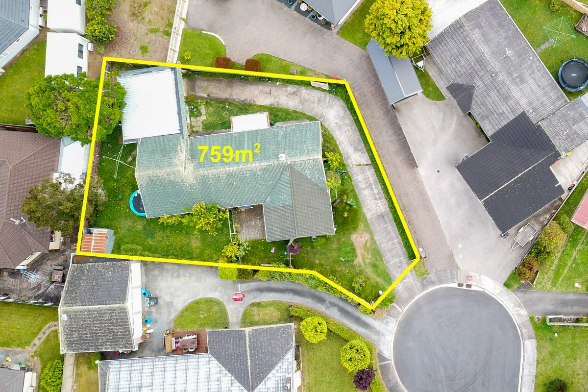 16 Mccall Place, Opaheke, Papakura - Carousel 1