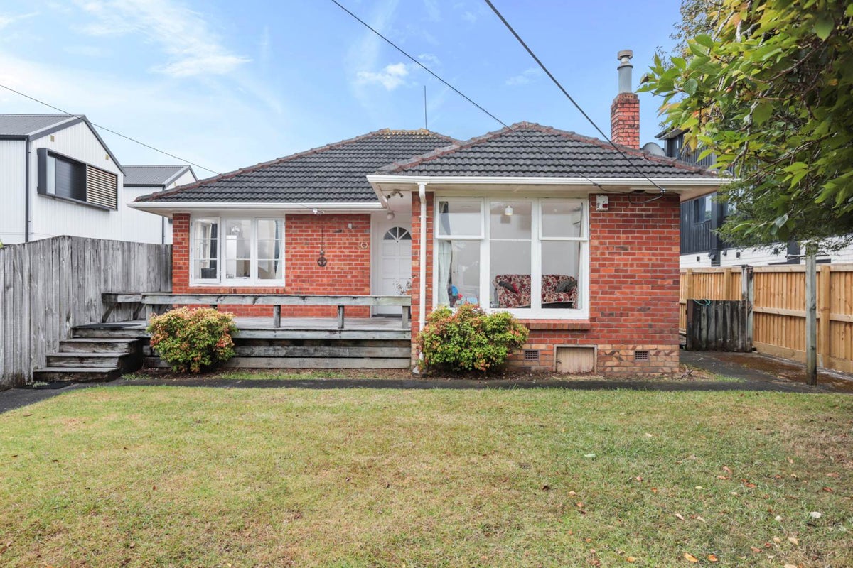 1/61 Neil Avenue, Te Atatu Peninsula, Auckland - Carousel 1