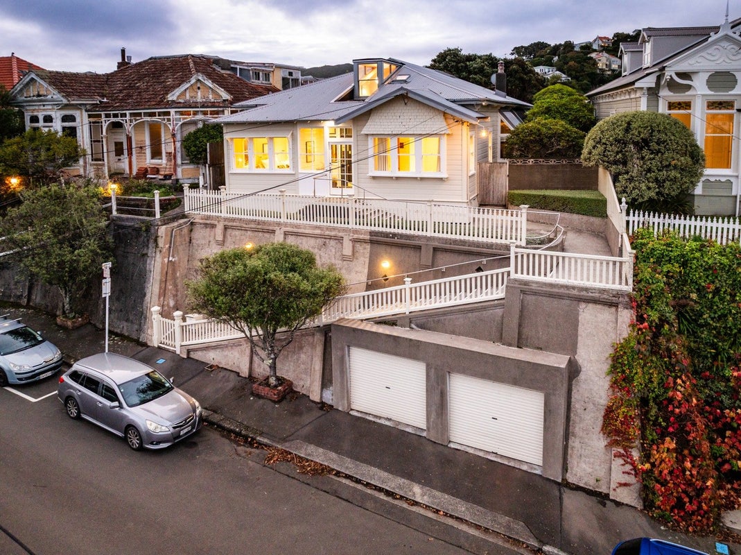 16 Mariri Road, Kelburn, Wellington - Carousel 1