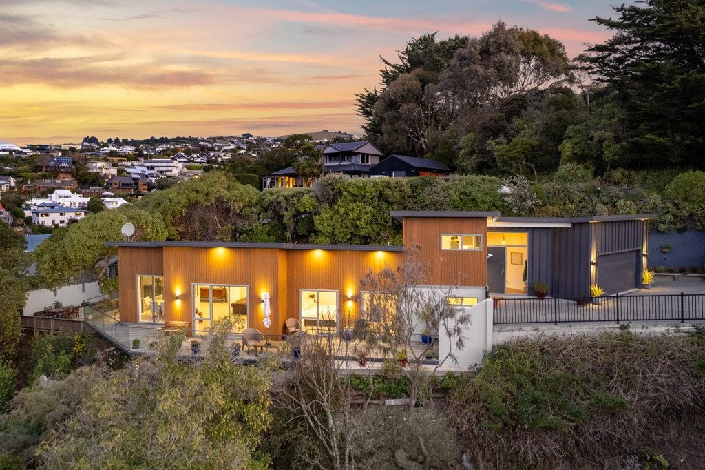 127 Mount Pleasant Road, Mount Pleasant, Christchurch - Carousel 1