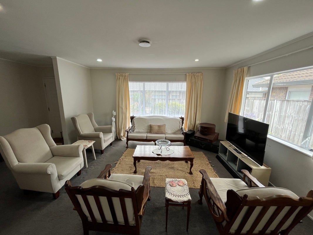 2/21 Pajaro Place, Golflands, Auckland - Carousel 2