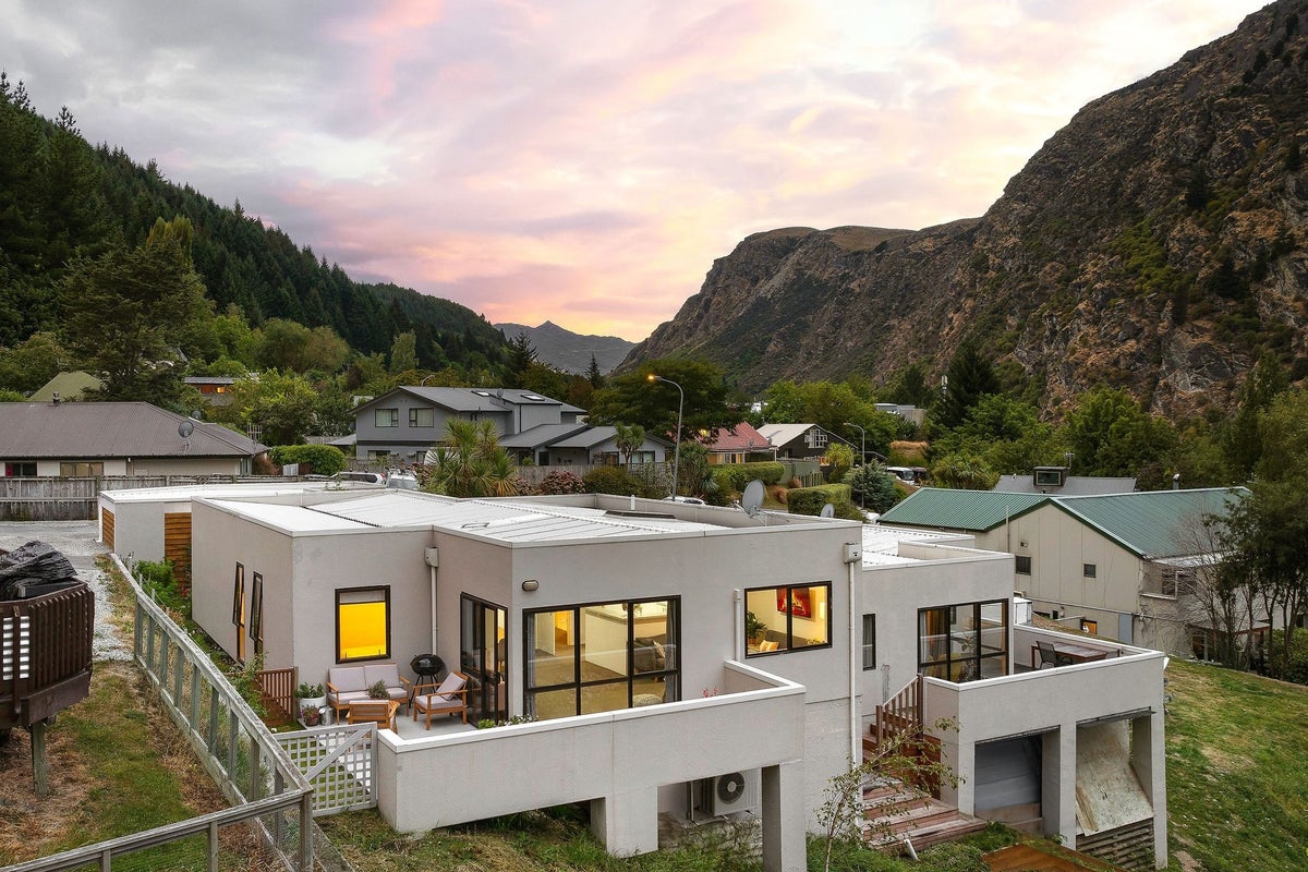 6B Kiely Lane, Queenstown, Queenstown - Carousel 1