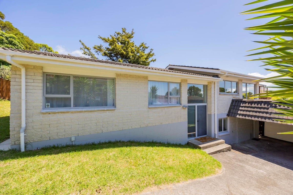 24 Shanaway Rise, Hillcrest, Auckland - Carousel 2