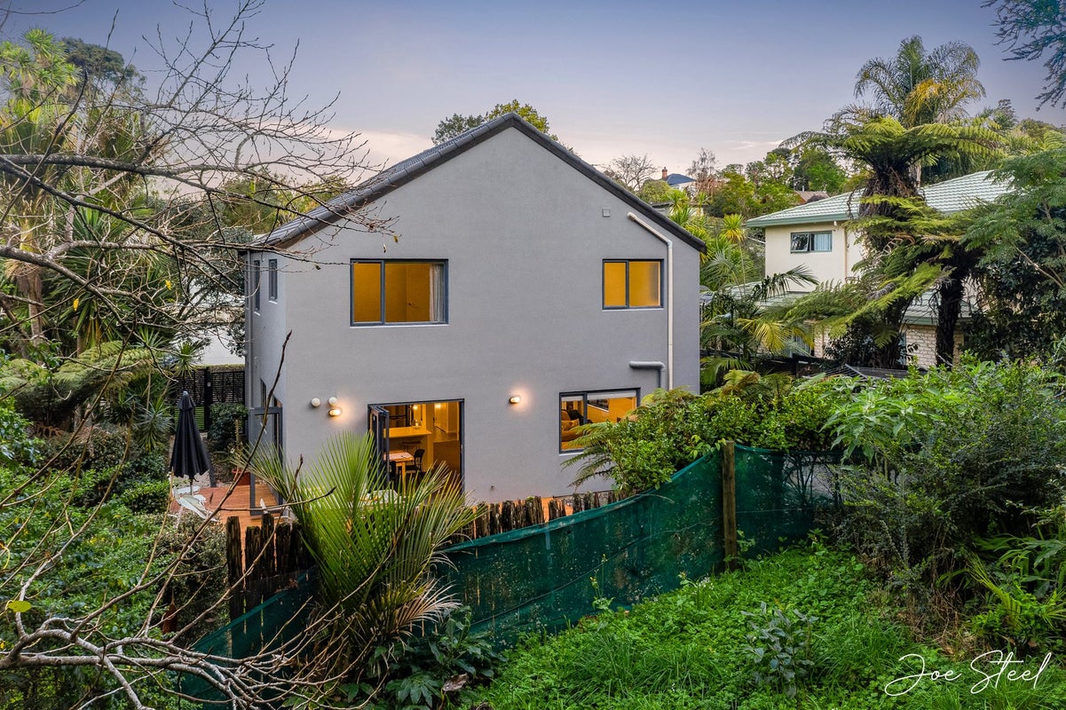 20 Poturi Streams Avenue, Titirangi, Auckland - Carousel 2