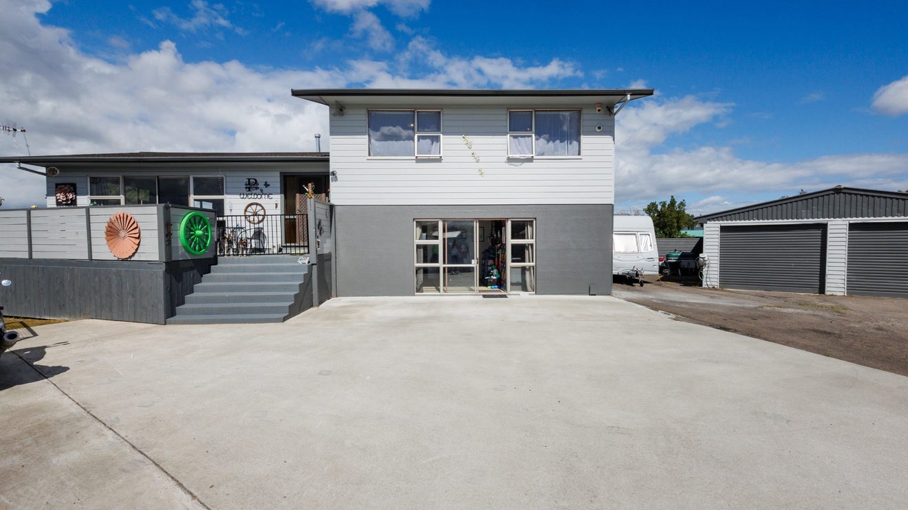 16 Dunk Place, Milson, Palmerston North - Carousel 1