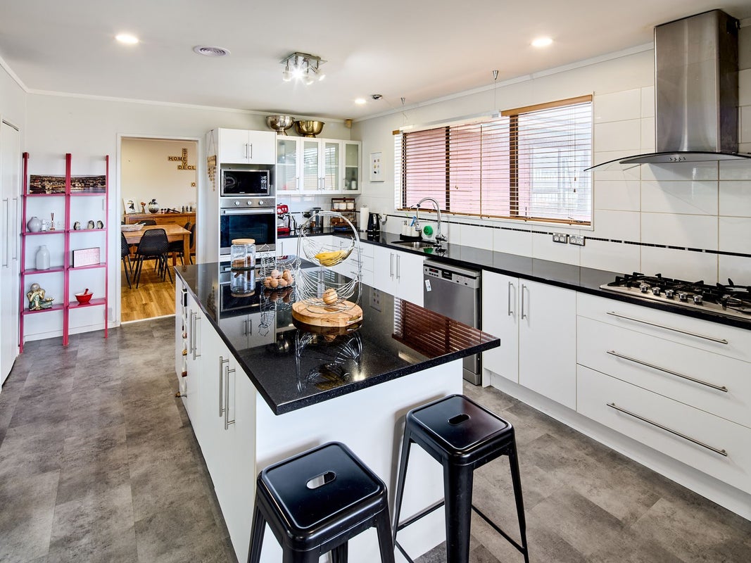 12 Cullen Place, Tawa, Wellington - Carousel 2