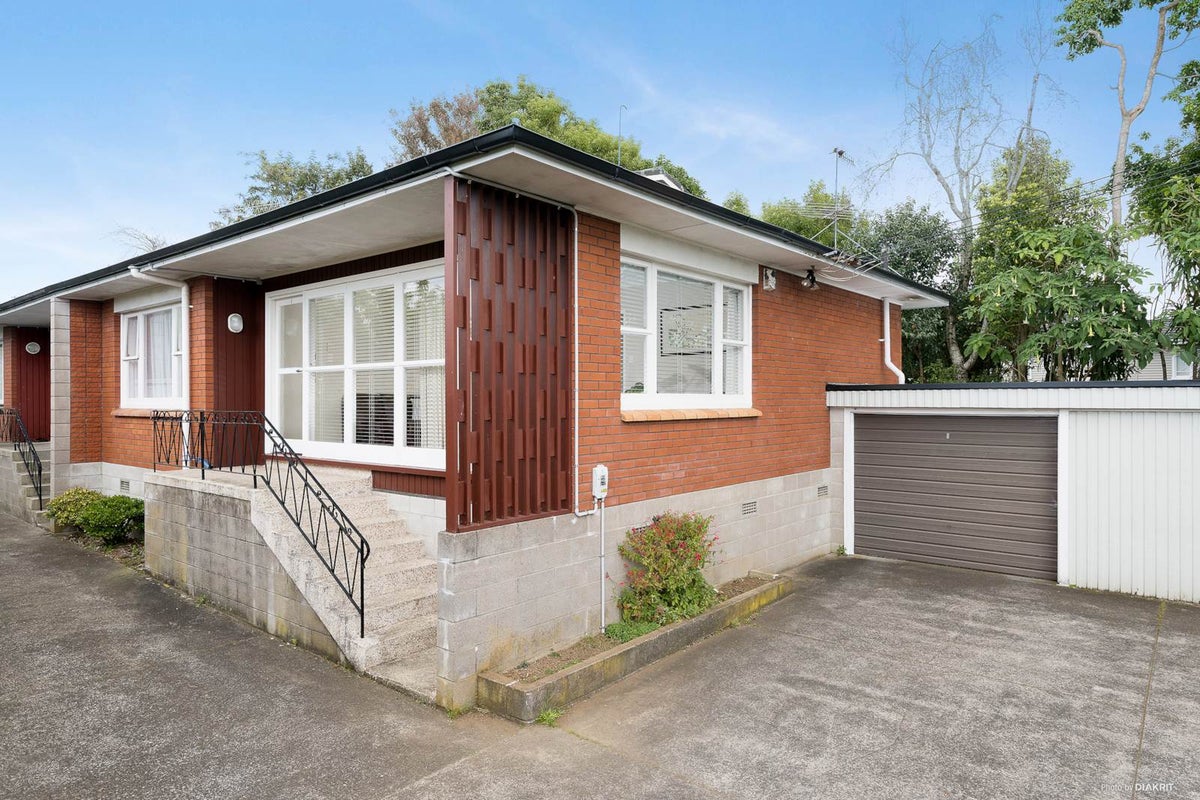 1/8 Tawera Road, Greenlane, Auckland - Carousel 1