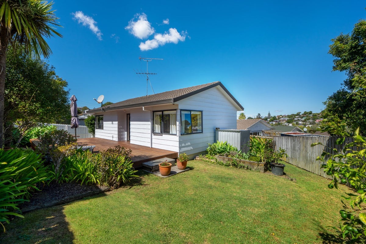 1/10 Atlantis Place, Totara Vale, Auckland - Carousel 1