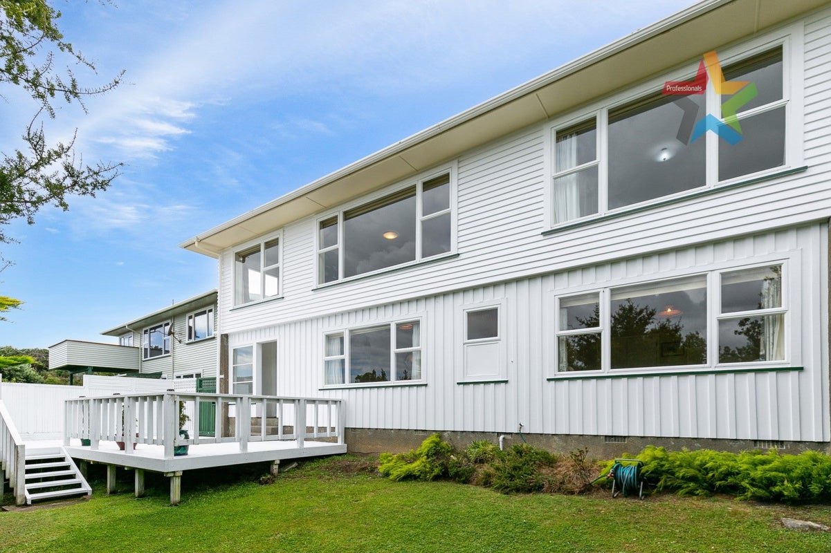 8 Annan Grove, Papakowhai, Porirua - Carousel 2