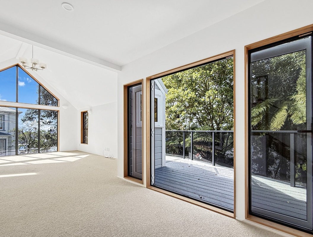 31C Patanga Crescent, Thorndon, Wellington - Carousel 2