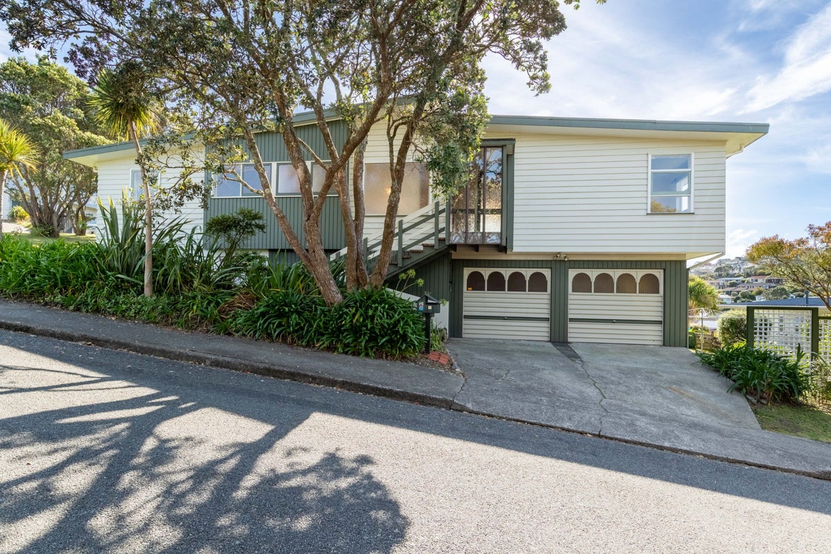 1 Safari Crescent, Johnsonville, Wellington - Carousel 1