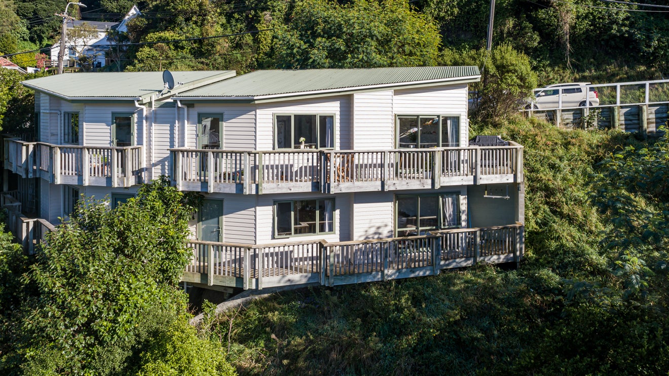 129 Raroa Road, Aro Valley, Wellington - Carousel 1