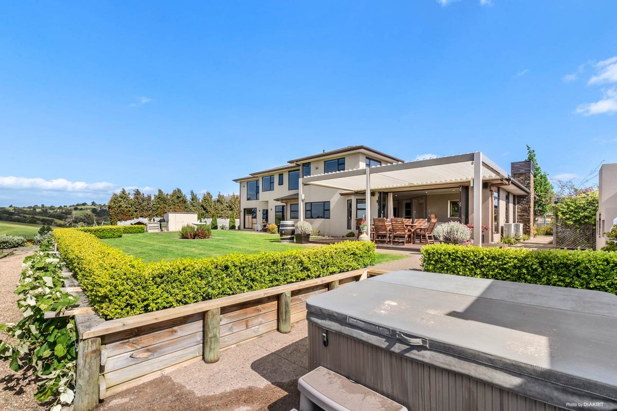 74 Chateau Rise, Flat Bush, Auckland - Carousel 1