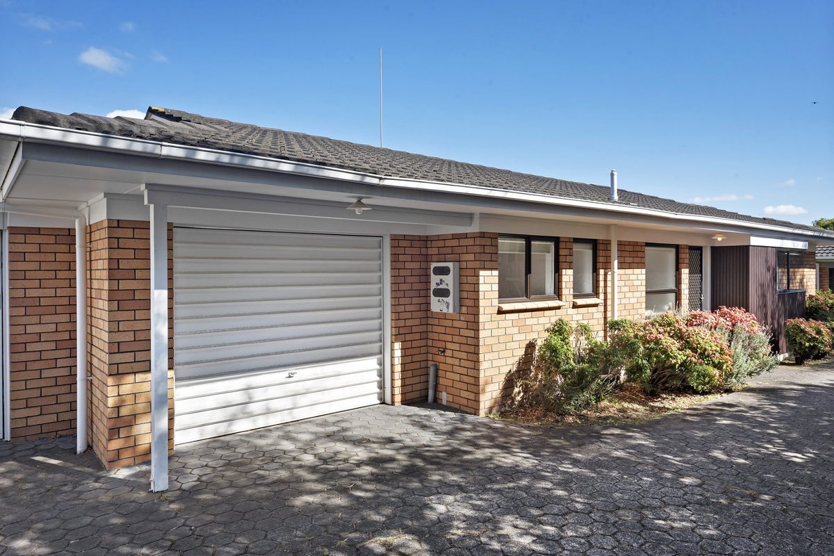 2/10 Bolton Street, Blockhouse Bay, Auckland - Carousel 1