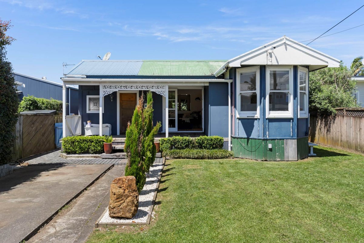 31 Rambler Crescent, Beach Haven, Auckland - Carousel 1