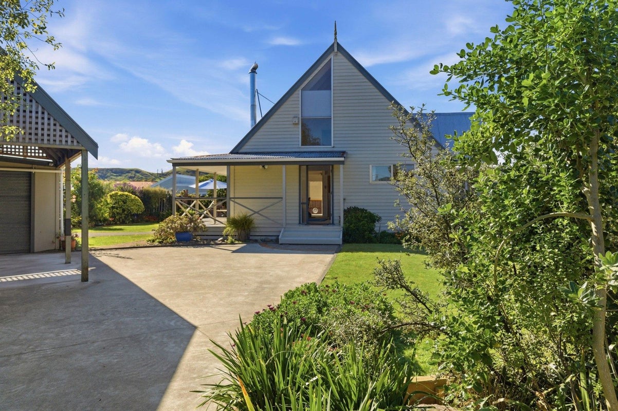 1 Hackett Street, Whanganui East, Whanganui - Carousel 1