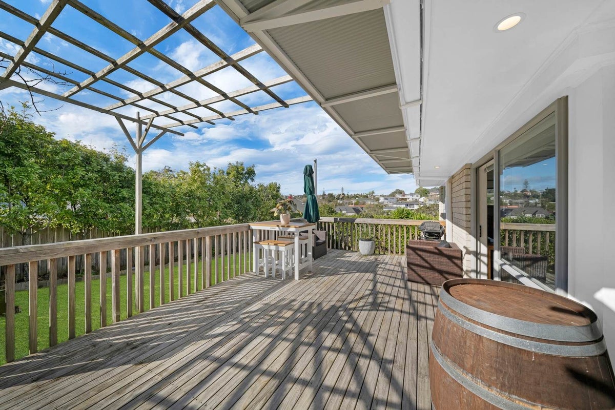 2/4 Noumea Place, Mairangi Bay, Auckland - Carousel 2