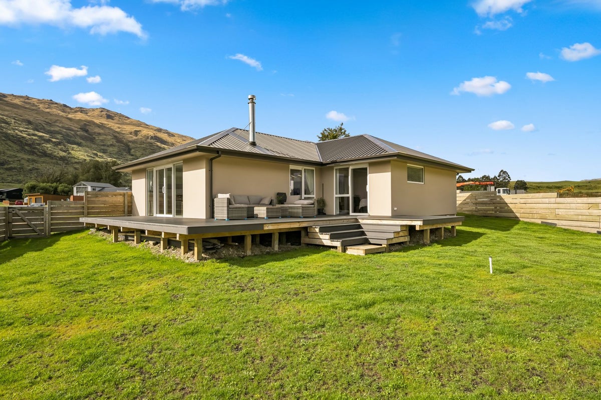 8 Lakefield Close, Kingston - Carousel 2