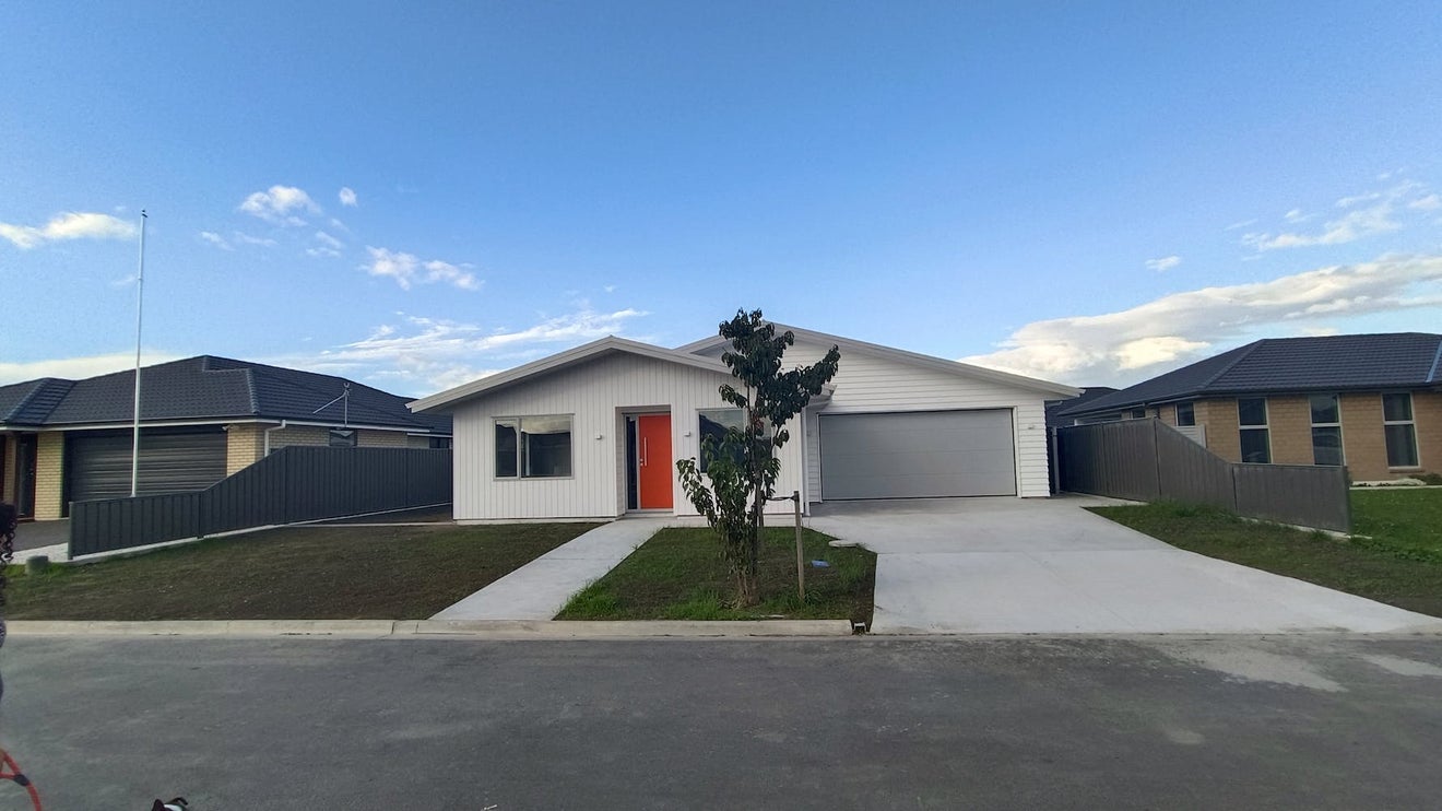 18 McKay Close, Frimley, Hastings - Carousel 1