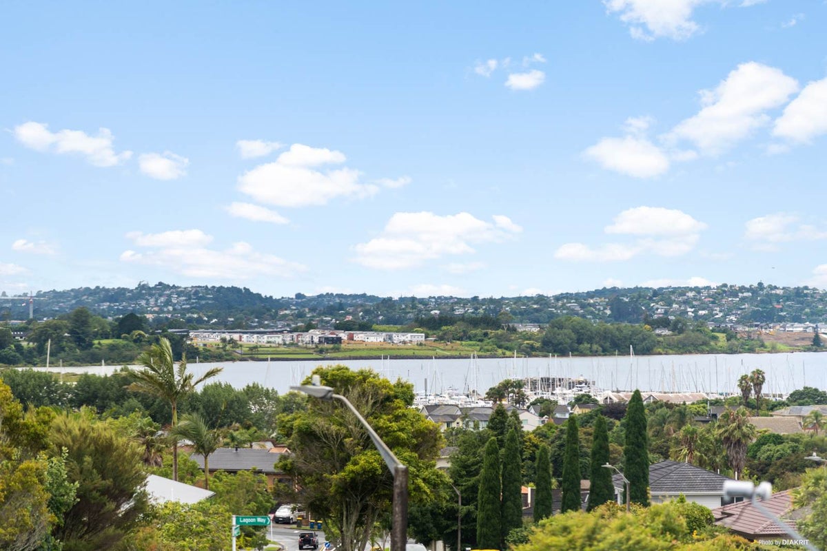 25 Westpark Drive, West Harbour, Auckland - Carousel 2