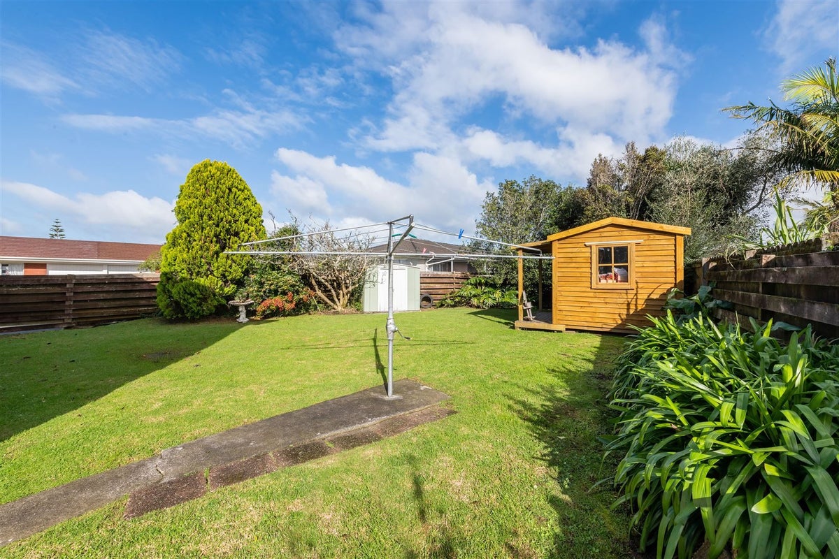 11 Pamela Place, New Lynn, Auckland - Carousel 21