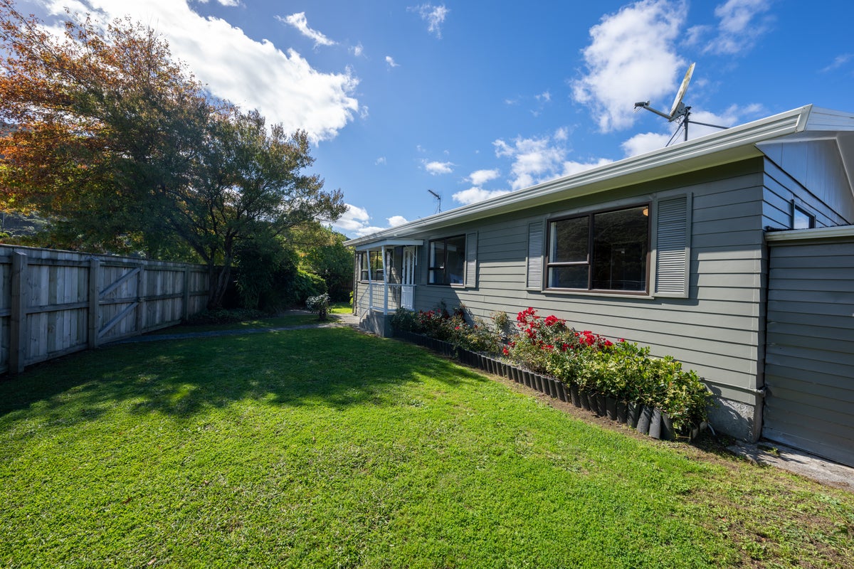 1/6 Laredo Grove, Totara Park, Upper Hutt - Carousel 1