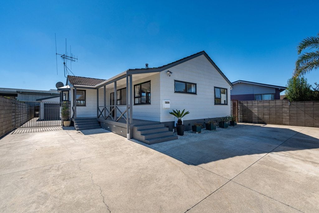 18 Jasmine Avenue, Dinsdale, Hamilton - Carousel 1