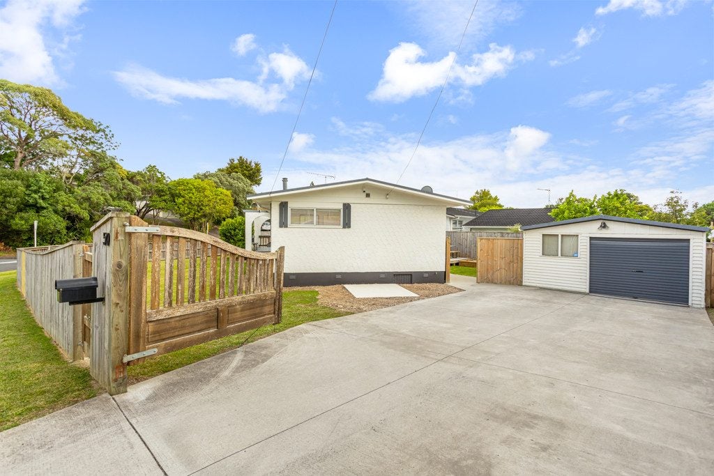 50 Divich Avenue, Te Atatu South, Auckland - Carousel 1