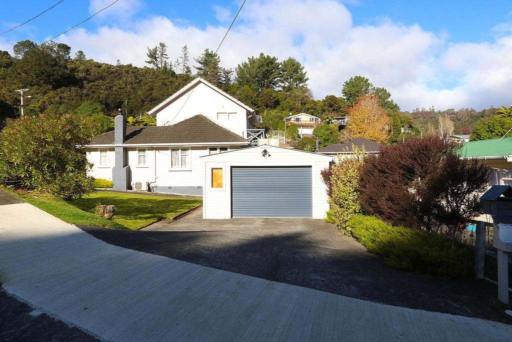 24 Lowry Crescent, Stokes Valley, Lower Hutt - Carousel 1
