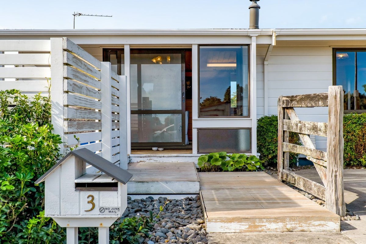 3 Milne Place, Merrilands, New Plymouth - Carousel 1