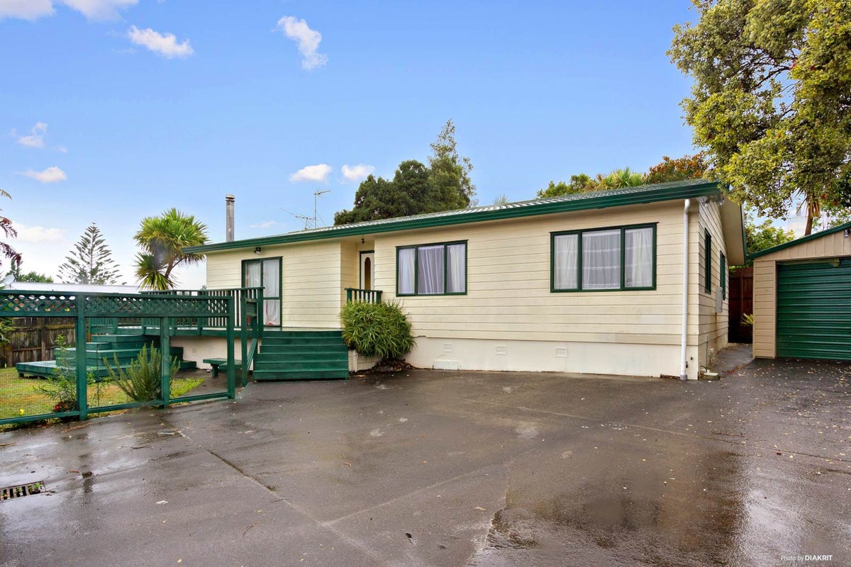 33B Koromiko Street, New Lynn, Auckland - Carousel 1