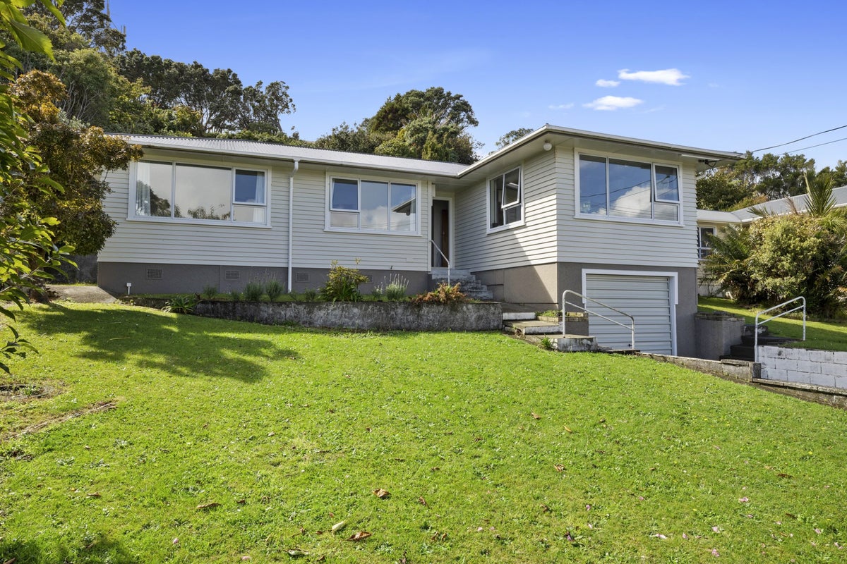 11 Clearmont Crescent, Blagdon, New Plymouth - Carousel 1