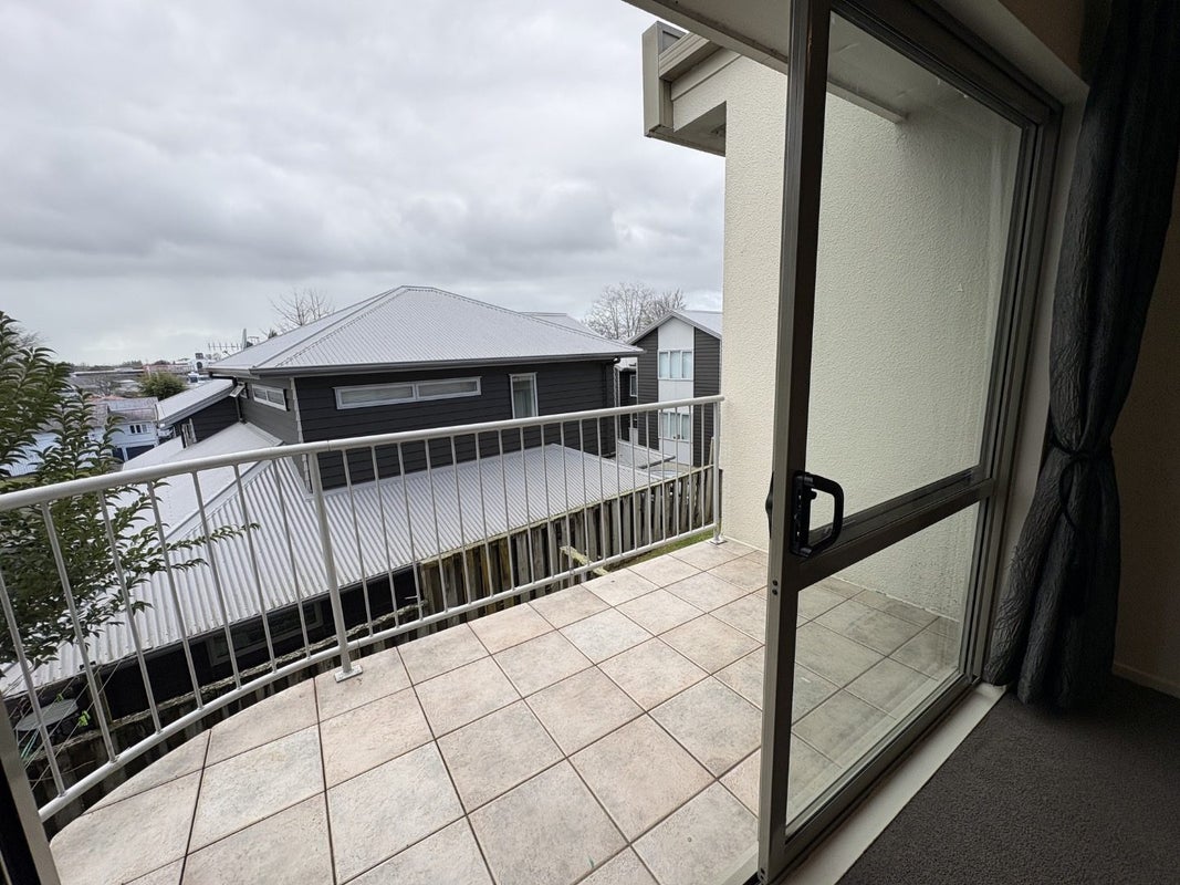 10/11A Ruakiwi Road, Hamilton Lake, Hamilton - Carousel 20