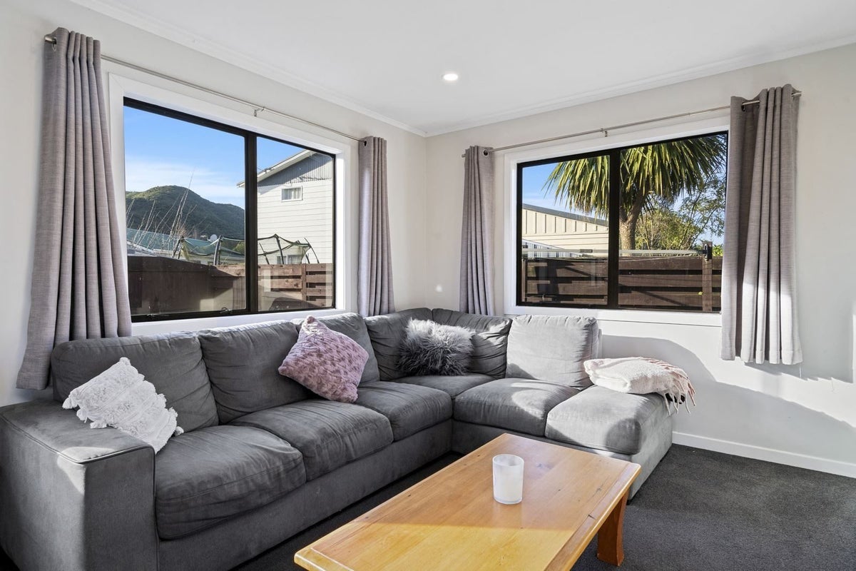 9 Laredo Grove, Totara Park, Upper Hutt - Carousel 2