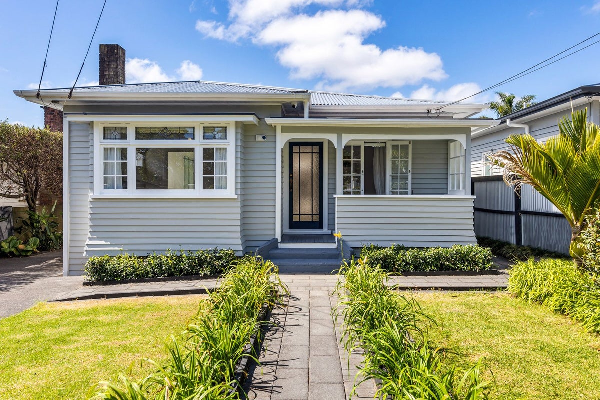 13 Seacombe Road, Point Chevalier, Auckland - Carousel 1