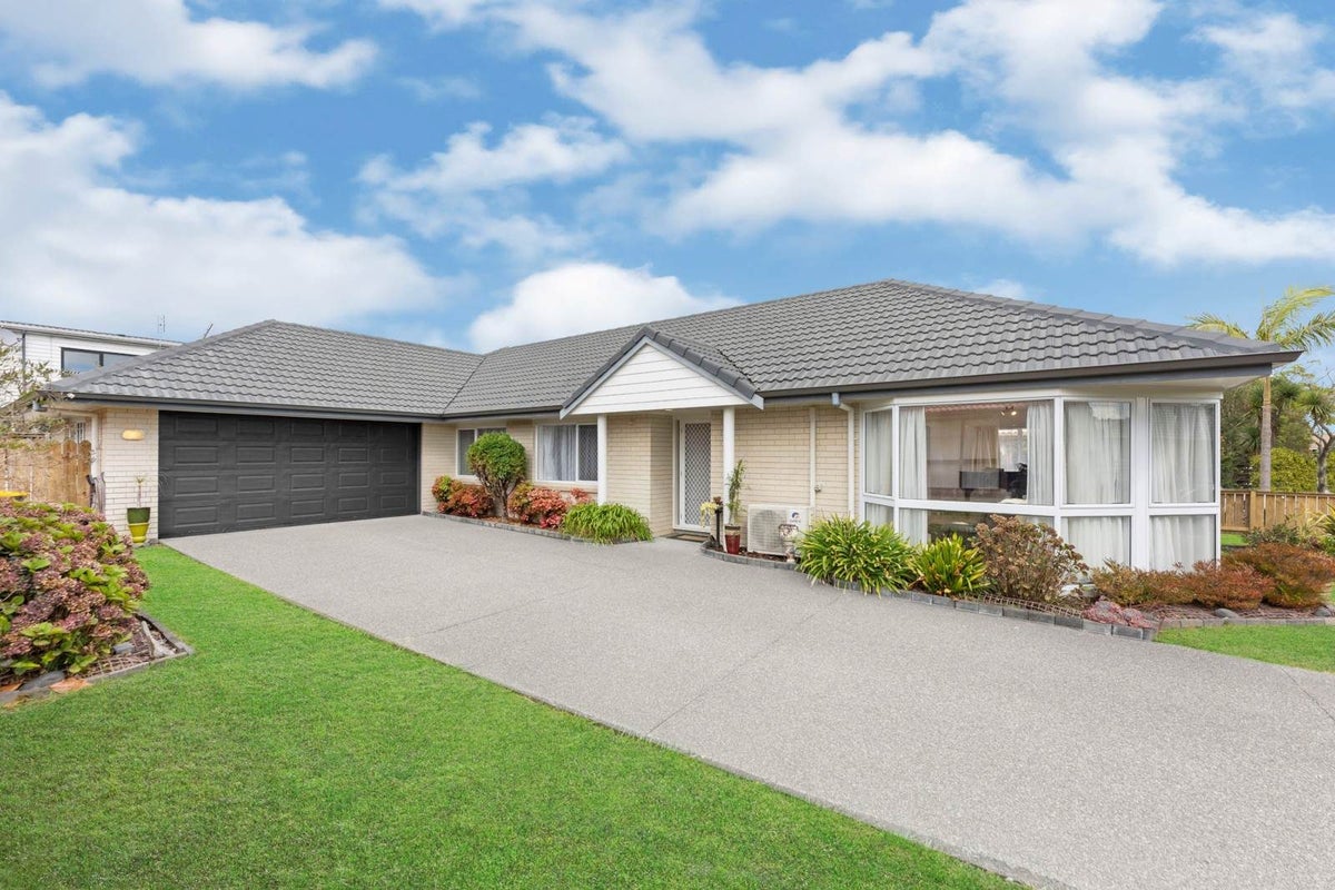 8 Headcorn Place, Botany Downs, Auckland - Carousel 1