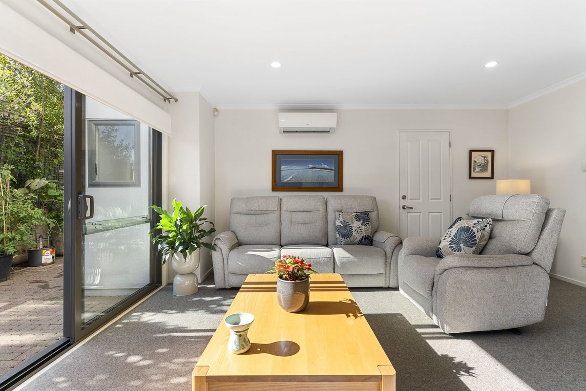 2/102 Greenhithe Road, Greenhithe, Auckland - Carousel 1