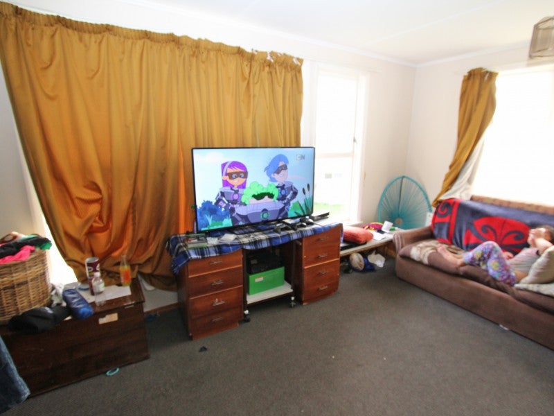 196 Warspite Avenue, Waitangirua, Porirua - Carousel 2
