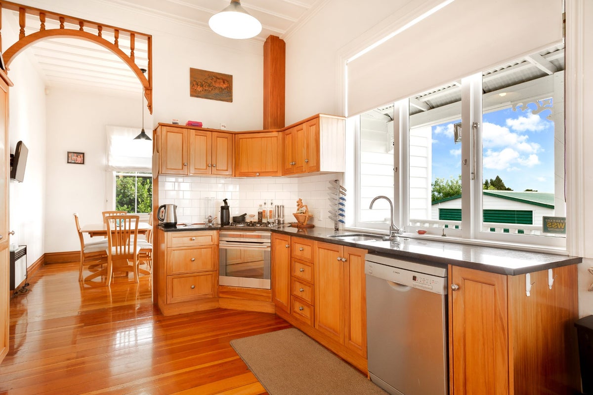 46 Forest Lake Road, Forest Lake, Hamilton - Carousel 2