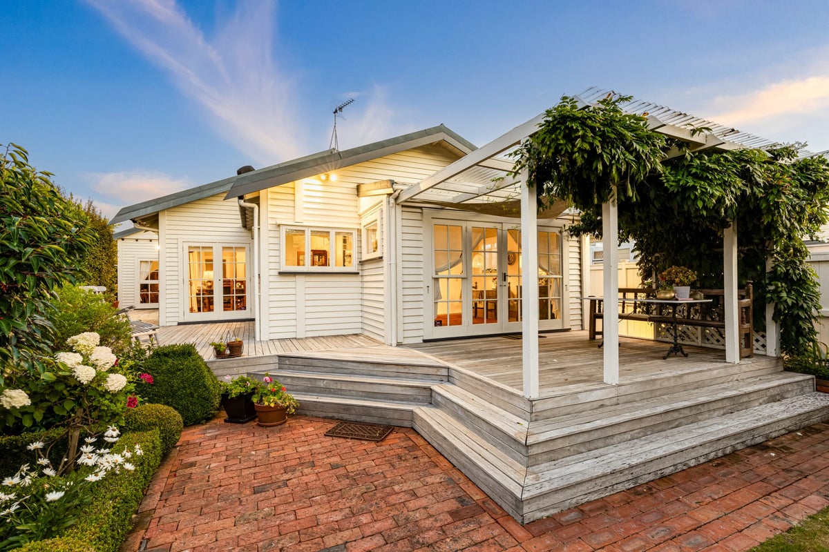 20 Colin Grove, Hutt Central, Lower Hutt - Carousel 1